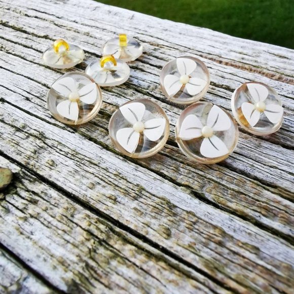 Vintage Lot of 8 Clear Plastic Buttons with White Flower Design and Faux Pearl - Picture 5 of 10